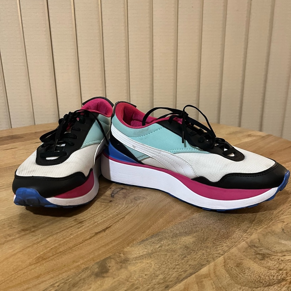Women’s Puma tennis shoes - Picture 3 of 5
